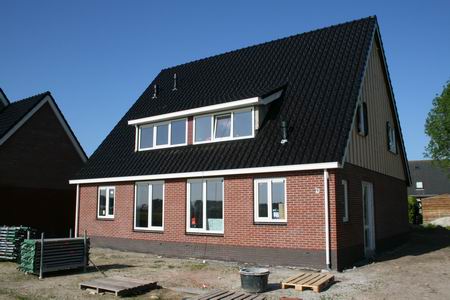 De Kooikavels dragen intussen bijna volwassen woningen! Hier de eerste twee startershuizen, oplevering per 1 juli? 