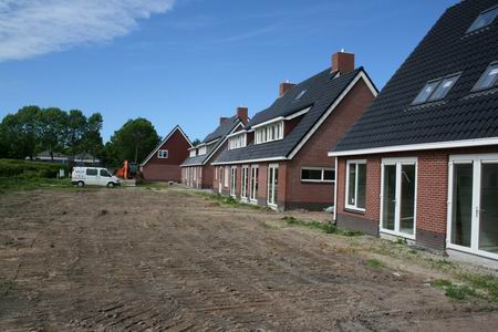 Resize of Kooihuizen (1) 28052009 Aha, toch een stap vooruit: op donderdag 28 mei zijn de grote grondbulten achter de Kooihuizen (bijna) verdwenen...