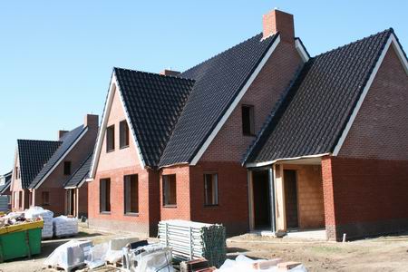 Bij de luxere landhuizen zijn de steigers weggehaald en dat geeft meteen een andere aanblik! Het voegen is halverwege, het glas moet er nog in. Tja, het zijn maar korte werkweekjes, aldus een Kooiklusser, en dan nadert al weer de bouwvak... 