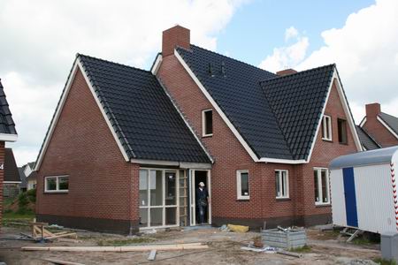 Resize of Kooihuizen (3) 27052009 woensdag 27 mei: Nummer 12 heeft in de zijvleugel kozijnen en glas...