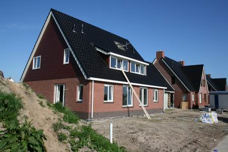 De Kooiwoningen vanaf de zuidoostkant, ook deze laatste twee starterswoningen worden opgeleverd per 1 juli. Het eerste huisnummer (14) prijkt trots op de gevel! 