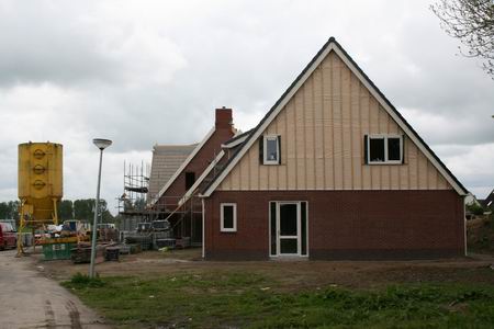 De Meidoornstraat, benaderd vanaf de noordkant. Huize Geertsema (nummer 2) krijgt een gezicht! 