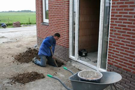 Niet alleen Kooiwerk op hoog niveau, ook laag bij de grond. In de grond zelfs, ten dienste van de meterkast... 