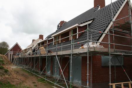 De kundige pannenleggers gaan onverstoorbaar hun gang, schieten zienderogen op. Bouwsels worden huizen... 