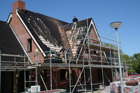 Soms moet er toch nog wat gebeuren op het dak, liggen de pannen in de weg... (?) 