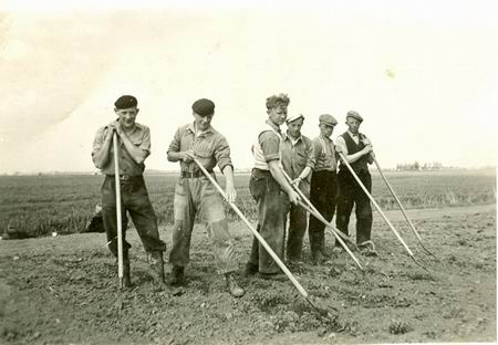 Zes boerenarbeiders op het land van Elso; wie zijn zij? (En wie is dat jongetje links dat bij de sloot zit te vissen???)
