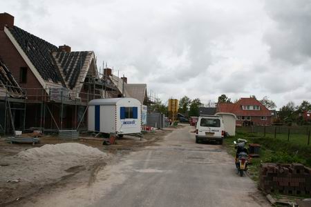 Geen feestgedruis aan de Meidoornstraat, voor de bouwvakkers geen vrije dag, de Kooihuizen komen onder de pannen 