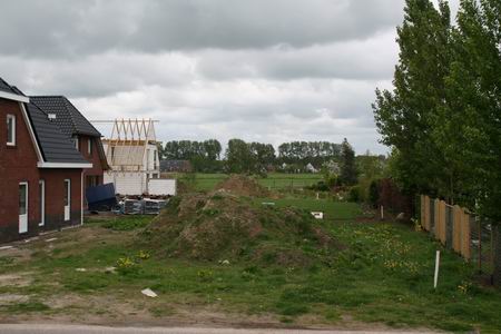 Doorkijk richting Van Starkenborghkanaal. Links respectievelijk 20, 22 en 24 (Hiemstra, Kooi, Heeres), rechts de achterkant van enkele huizen aan de Esdoornstraat. Op de achtergrond de kanaalzone, waar over enkele jaren (?) de verkeersdrukte van de verlegde N355 zijn intrede doet... 