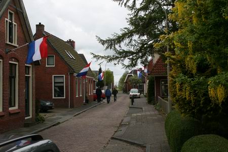 Vele driekleuren in de Nieuwstraat. Wordt de identiteit van de straat versterkt? Inspraak op 19 mei, in de Dörpsstee! 