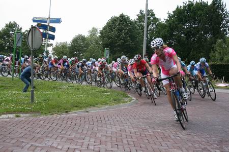 Resize of Omloop peloton (5) bij N355 07062008 Het Omlooppeloton steekt de N355 over en gaat via de parallelweg richting de finish in Aduard