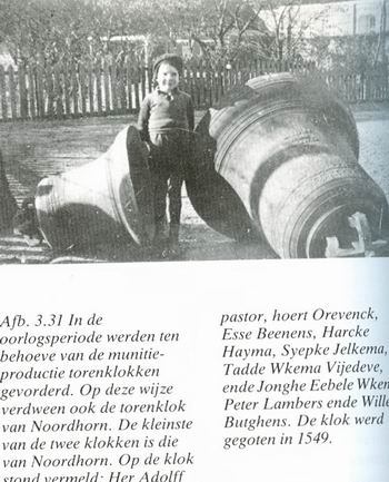 resize-of-oorlogsklokken Illustratie met onderschrift op bladzij 90 Geschiedenis van Zuidhorn (Profiel, Bedum, 1986)