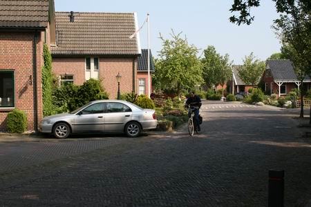 Kan de toenemende verkeersdrukte via de Oosterweg worden beteugeld? Wordt het knelpunt Oosterweg-Kastanjestraat gerotondeerd? 