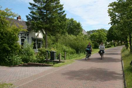 Zelfde situatie parallelweg Rijksstraatweg, 2009 i.p.v. 1973... Geen wandelaars, wel fietsers..  