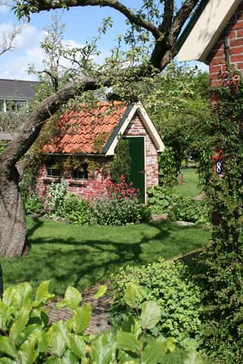 Resize of schuurtje in tuin Moeshorn 8 27052009 Een sprookjesplek(je) aan de Noordhorner Moeshorn....