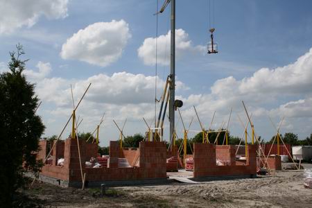 Het nieuwe huis voor de familie Sikkema aan het uiteinde van de Handelsweg. Werken bij/voor anderen betekent stilstand op de eigen bouwplaats... 