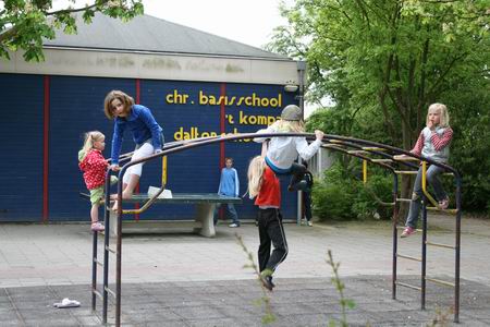 Spelende kinderen op het Kompasschoolplein, heeft ook met vrijheid en identiteit te maken...