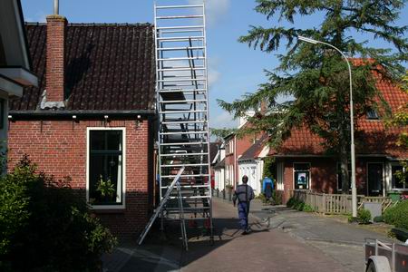 Het huis van de familie Miedema (waar ooit o.a. de familie Willem Brilstra woonde) krijgt een facelift. Woningverbetering, ook hier! 