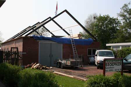 Ido Stoepker heeft (af en toe) tijd om zijn eigen schuur te voltooien. Ooit had hier timmerman Rietsema zijn werkplaats, die nu opgaat in een groter geheel 