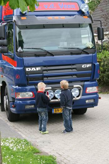 Als ik later groot ben, jongen, dan..... rij ik in een nog grotere vrachtwagen, een rode, een Mercedes, over de hele wereld.... 