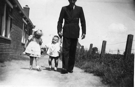 Wietske Boomsma staat op deze foto, samen met haar vader en haar oudste broer. Weet er nog iemand waar deze foto is gemaakt???