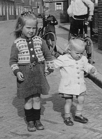 Deze foto is eerder geplaatst, Wietske met haar nichtje Grietje Veenstra in de Nieuwstraat. Maar wie is het jongetje op de achtergrond???  