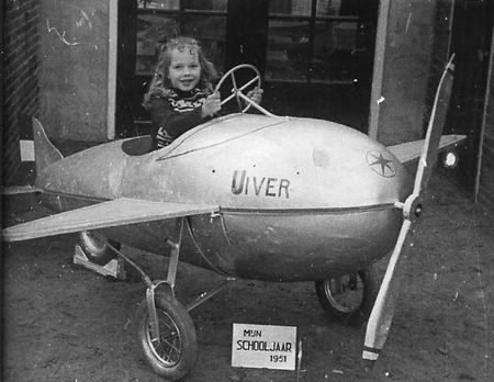 Wietske in het vliegtuig achter de oude Nutskleuterschool, maart 1951. (De school was toen nog een aprilschool) Wie heeft er ook nog herinneringen aan dit vliegtuigje bij de kleuterschool??? 