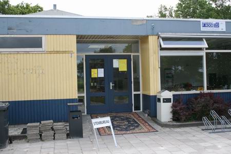 Het stembureau in de vernieuwde Dörpsstee aan de Noorderweg, 4 juni 2009 