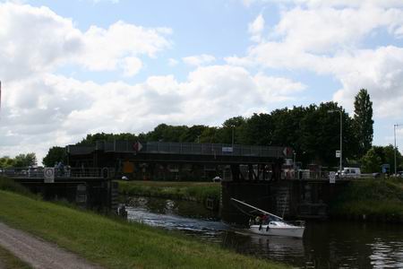 De verkeersbrug die omhoog gaat voor een plezierboot, meestal moeten ze wachten tot er een binnenvaarder passeert. Zeker een invloedrijke persoon aan boord... 