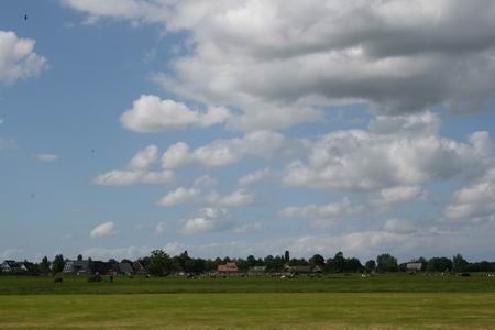 Een fraai panorama, de blik gericht op de vernieuwde oostkant van Noordhorn. Het Zwamahuis centraal, maar ook de zonnepanelen op het dak van het nieuwe Heereshuis! 