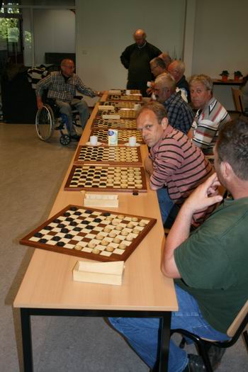 Resize of 20090616_9999_6 De simultaandammers op een rij, eentje links, anderen rechts