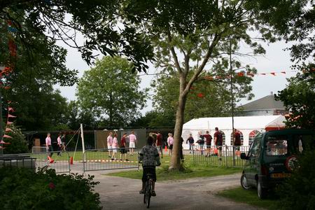 Het volleybaltoernooi is van start gegaan, de spieren passen zich aan, ruim baan voor jong en oud, man en vrouw! 