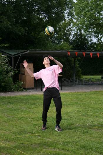 De opslag, de eerste klap is een daalder waard! Niet alles lukt, dat verd.... net ook, en een enkele bal kiest het luchtruim richting Touwslagersbaan... 