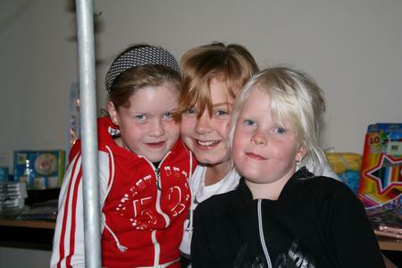 En de bazaar? Is vast ook wel geslaagd! Het enveloppenspel zeker, kijk maar naar Ramona en haar assistenten-in-opleiding... 