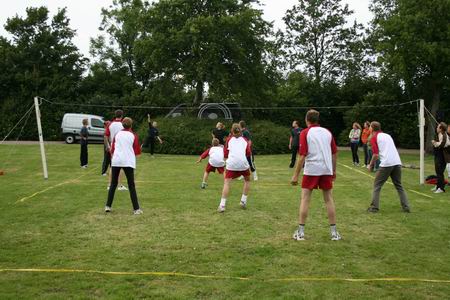 Kom op, die bal is voor ons!! Maar wie pakt hem? Tja... 