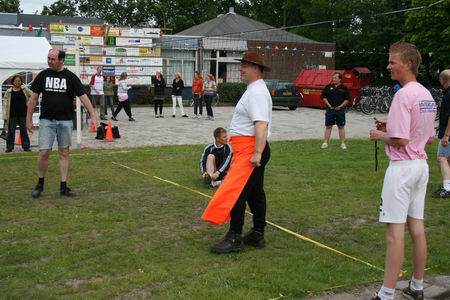Ten aanzien van de kleding zijn er geen uniforme voorschriften. Sommige spelers laten wel erg duidelijk zien van waar zij komen... 