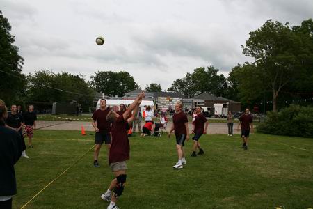 Respect voor de diverse spelers die toch maar even de sportieve krachten met en van elkaar meten. Het zijn niet allemaal doorgewinterde sportlui, maar ze maken snelle vorderingen! 