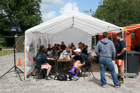 De speciale deelnemerstent, voorafgaand aan de enerverende spelonderdelen. Ontspannen concentratie, een enkel onwillig spiertje masseren, een moedgevende slok... zet 'm op! 