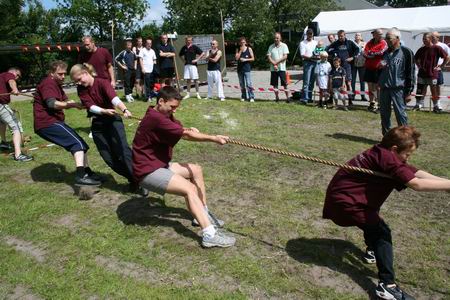 Nog zo'n spectaculair onderdeel, het touwtrekken! Het gewicht van de teams was op elkaar afgestemd, toch waren er beteren en minder goeden... 
