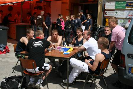 De pauze na het touwtrekken was zeer welkom, tijd voor ontspanning en een tactische bespreking, Hummel Totaal!  