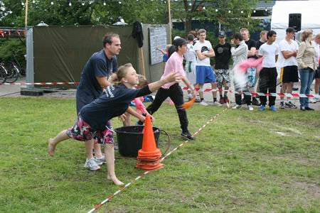 Nog zo'n onderdeel dat 't bekijken waard was: gummi handschoenen vullen met water, gooien naar ploeggenoten, vangen, legen, terugbrengen, opnieuw! Wie heeft het meeste water overgegooid, in 3 minuten? 