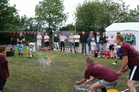 Alleen, het gooien en vangen blijkt moeilijker dan gedacht.... 