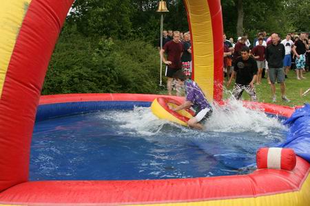 Een grandiose afsluiting van de zes onderdelen in de buitenlucht: de dubbele hindernisbaan met waterbak! 