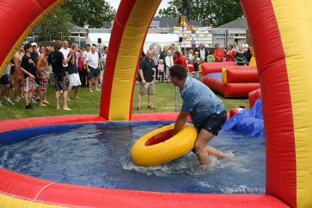 Gelukkig bleken de weergoden op Noordhorner hand: verbeterd weer met regelmatig zon, en dan is zo'n nat pak, aan het eind, geen bezwaar! 