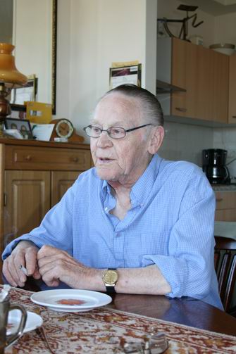 Resize of 20090623_9999_7 Marten Japenga, zoals velen hem kennen: gezellig pratend, sigaretje erbij...