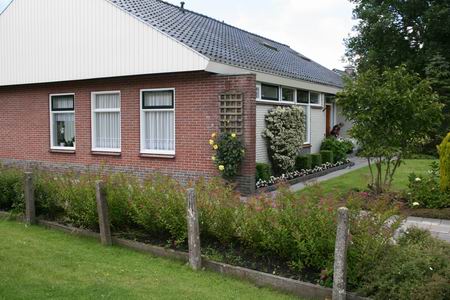 De afrastering, anders bekeken, met op de achtergrond de voormalige Evertaske.  