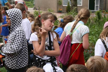 Geliefd onderdeel van wandeltochten: de PAUZES! Hier een tussenstop bij Heleen van den Broek in de tuin, Verlengde Oosterweg 34, in 2008 