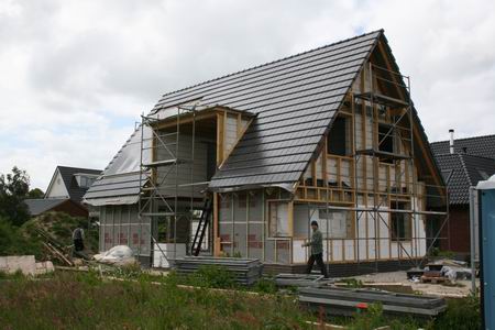 Het huis in skeletbouw van de familie Heeres, het schiet op! Let ook op de zonnepanelen! 