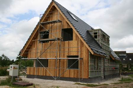 Resize of Heeres (2) 22062009 Het nieuwe Heereshuis met hout rondom, voortgang verzekerd, al zijn er deze maandagmorgen geen Schwarte Bau-Arbeiter aanwezig
