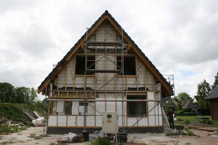 Hetzelfde huis, recht van voren, vanaf de Meidoornstraat. De vaklui van Schwarte Bau zijn bezig isolatiemateriaal aan te brengen. 