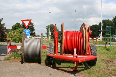 De wachtende kabelhaspels op de hoek bij de verkeersbrug. Grijs? Rood? En het verschil is.... 